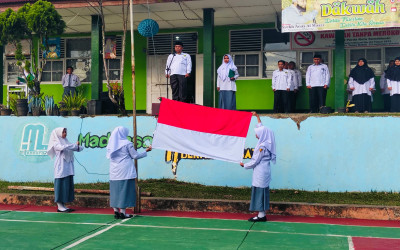 Sawahlunto (Humas), 2 Juni 2025 — Upacara peringatan Hari Lahir Pancasila digelar dengan khidmat di lapangan MAN Kota Sawahlunto Senin pagi (2/6). Kegiatan ini diikuti oleh seluruh jajaran Civitas akademika serta siswa - siswi sebagai bentuk penghormata